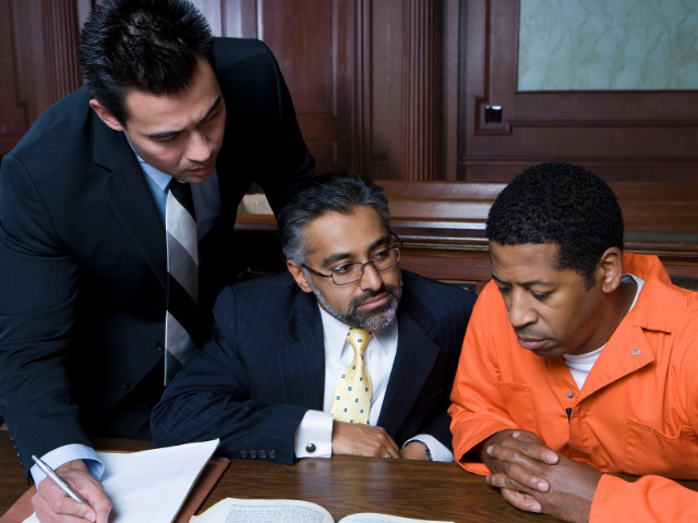 Licensed court interpreter in Texas assisting with communication during a trialpng